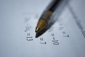 Comment fonctionne le modèle Dixon-Coles pour les pronostics football ?