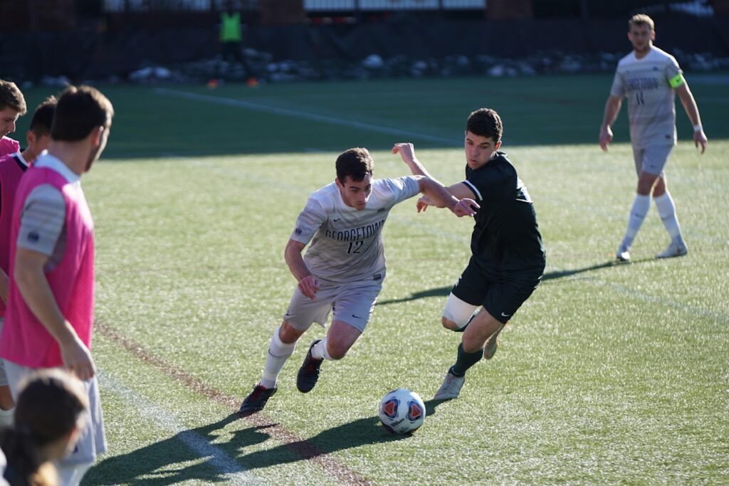 Comment parier sur le football intelligemment : guide complet pour débutants